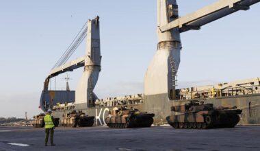 Australia hands over first tranche of tanks to Ukraine