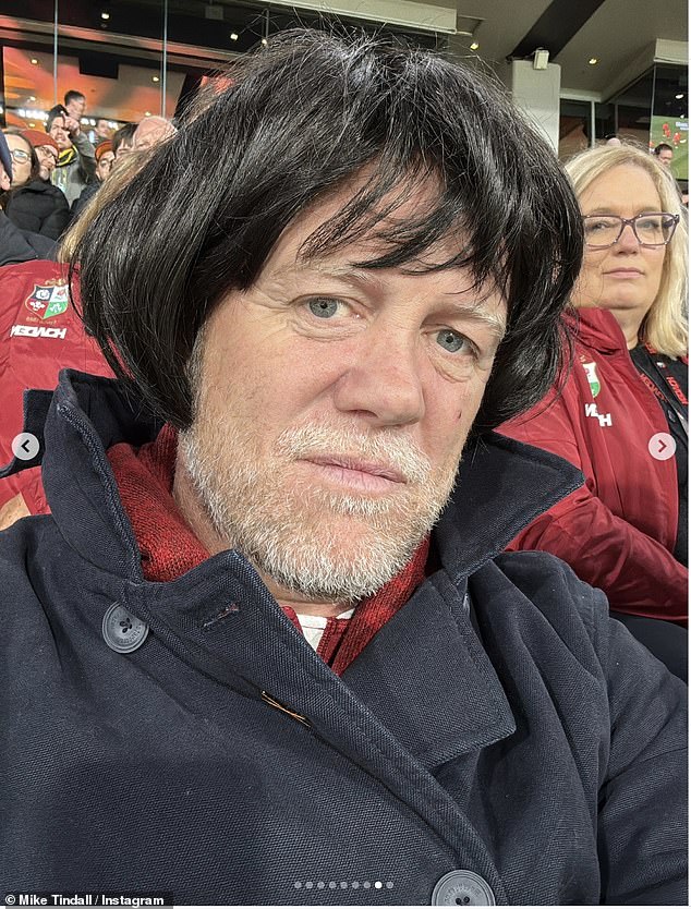 In a hilarious snap from the stands, Mike was seen donning a black wig for a selfie with a serious look on his face
