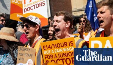 Resident doctors accused of ‘greedy’ pay demands before Streeting talks | NHS