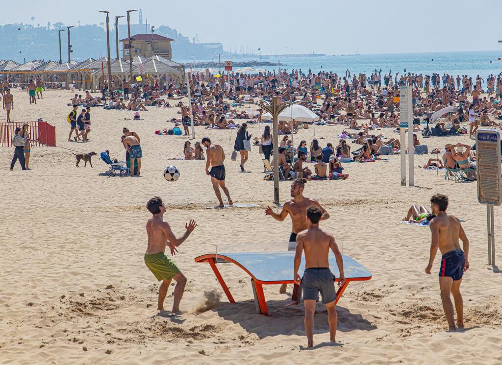 Tel Aviv in summer (Photo: Omri Eliyahu / Shutterstock) חוף הים