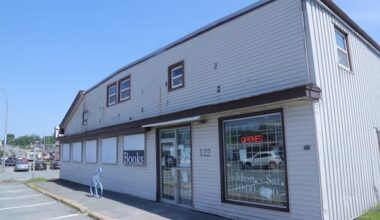 Beloved Dartmouth bookstore to remain open after surge in community support