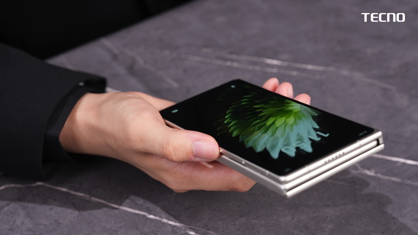 Tecno Phantom Ultimate G Fold: The external display turned on.