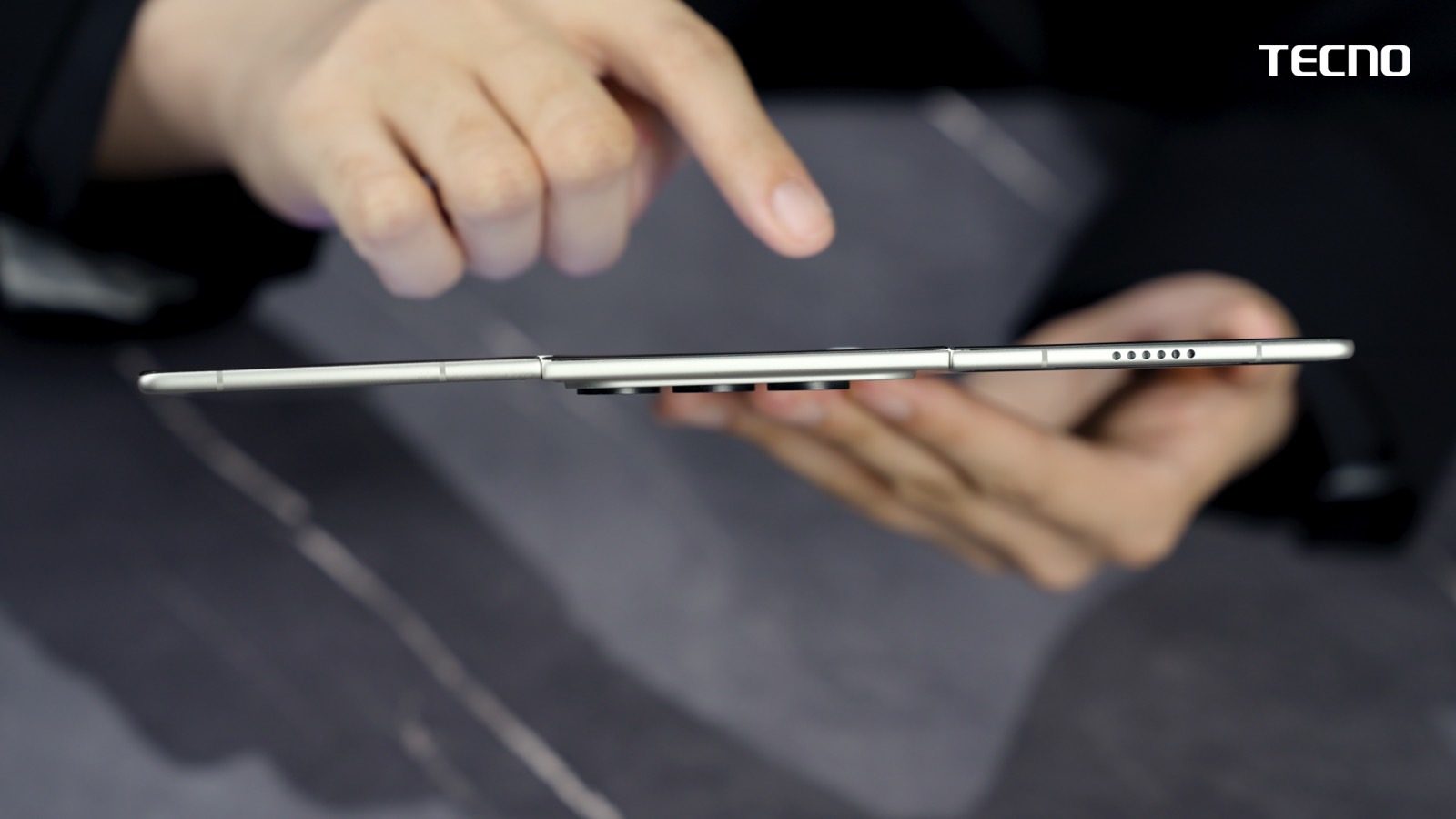 Tecno Phantom Ultimate G Fold: The ultra-thin profile.