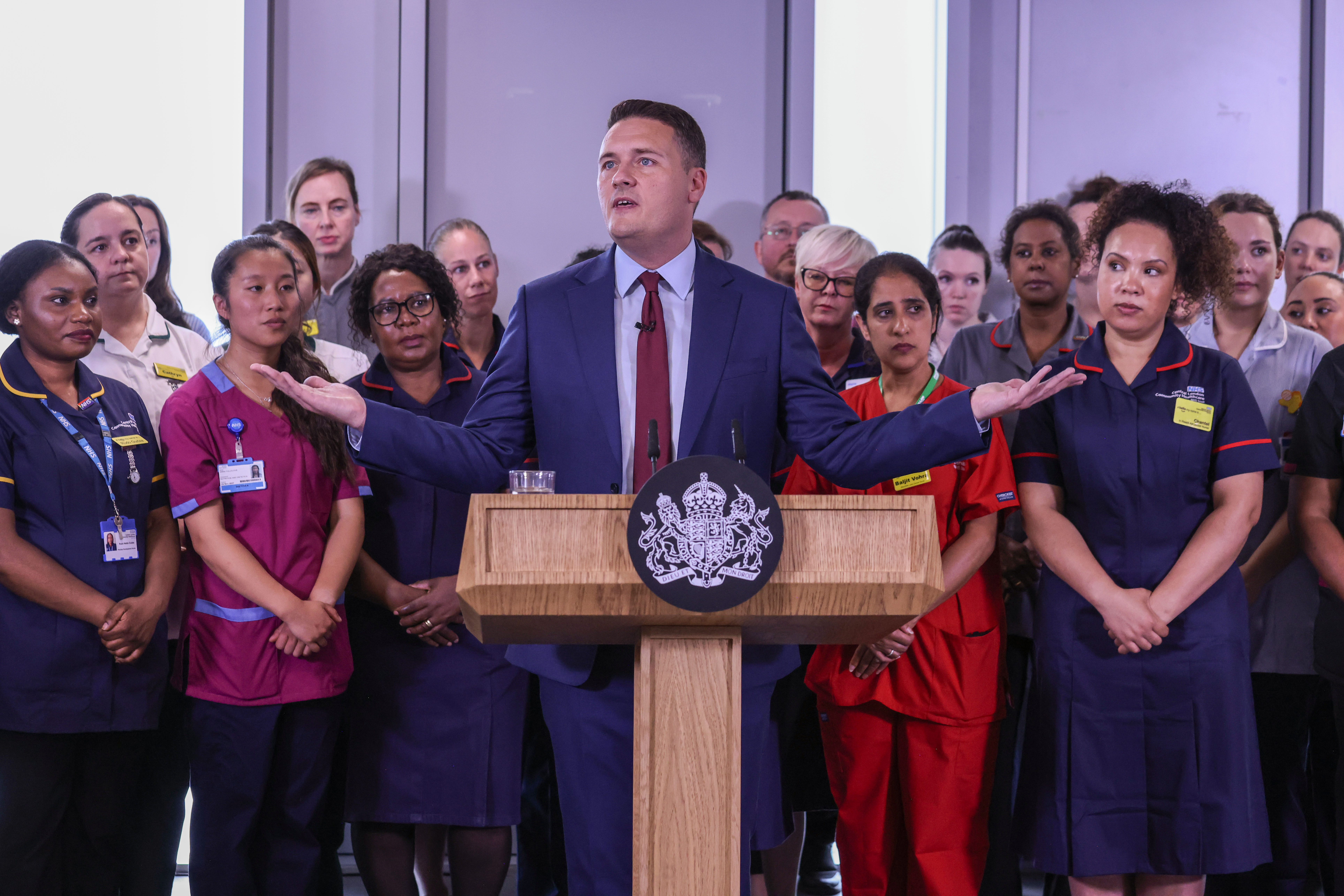 Wes Streeting addressing NHS staff.
