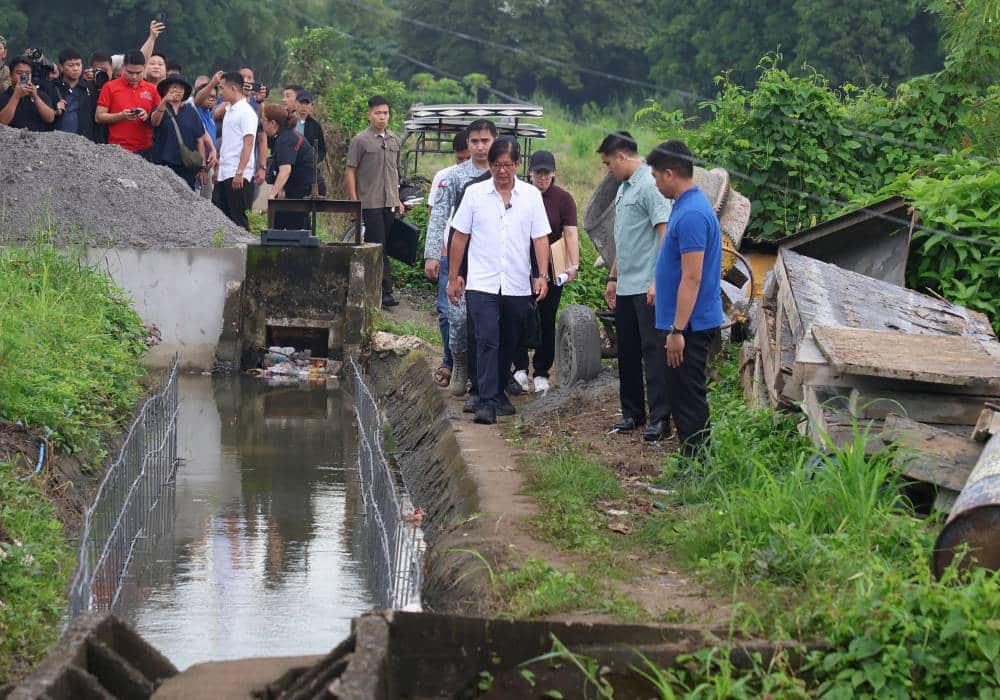 ALL GOOD—ON PAPER President Marcos led a surprise inspection of a “ghost” river wall project in Barangay Piel, Baliwag, Bulacan, on Wednesday. Work on the220-meter structure was supposed to have started in February and already finished in June, but the President instead found an abandoned site.
