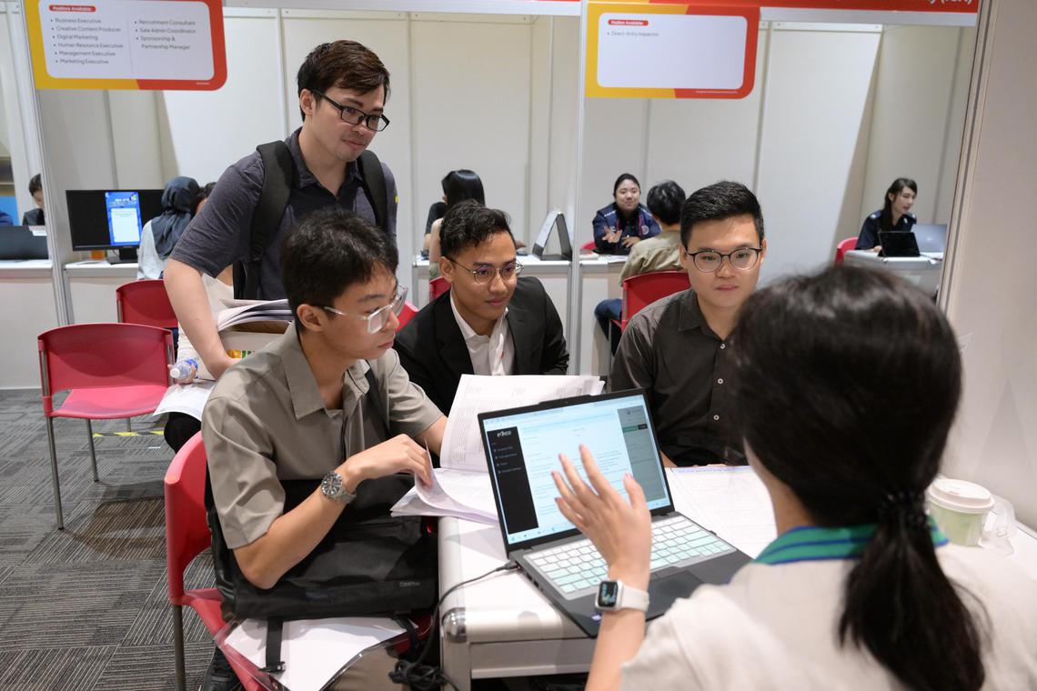 Job fair helps fresh university graduates in S’pore meet potential employers in person