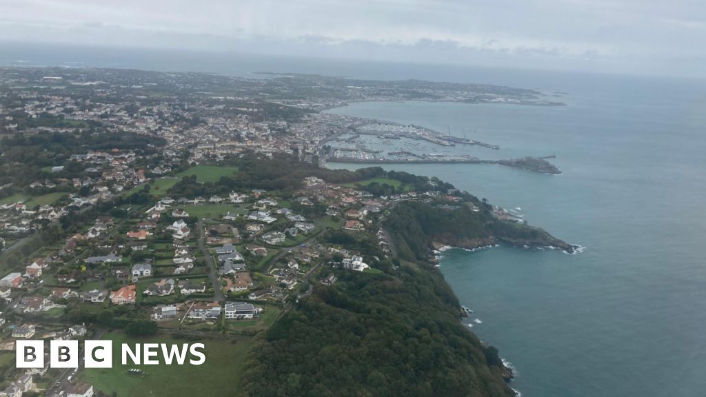 Fewer Guernsey jobseekers without work, report shows