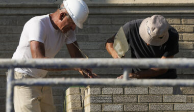 Illinois adds 20,300 jobs in a year, but 301,000 seek work in July