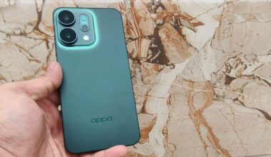 Our review unit of Oppo Reno 14 5G came in the Forest Green finish.