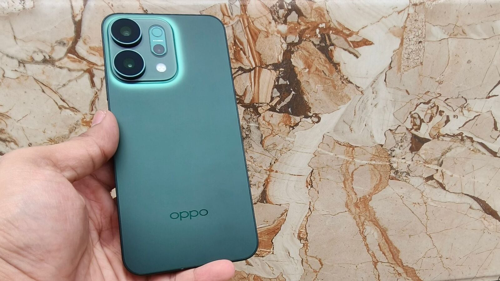 Our review unit of Oppo Reno 14 5G came in the Forest Green finish.