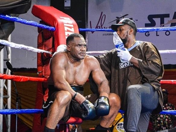 Ike Ibeabuchi returns with third-round win, aged 52
