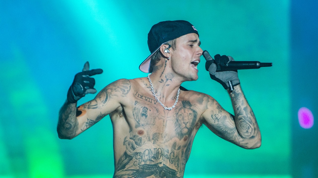 Justin Bieber Impersonator Dupes Vegas Club, Performs On Stage