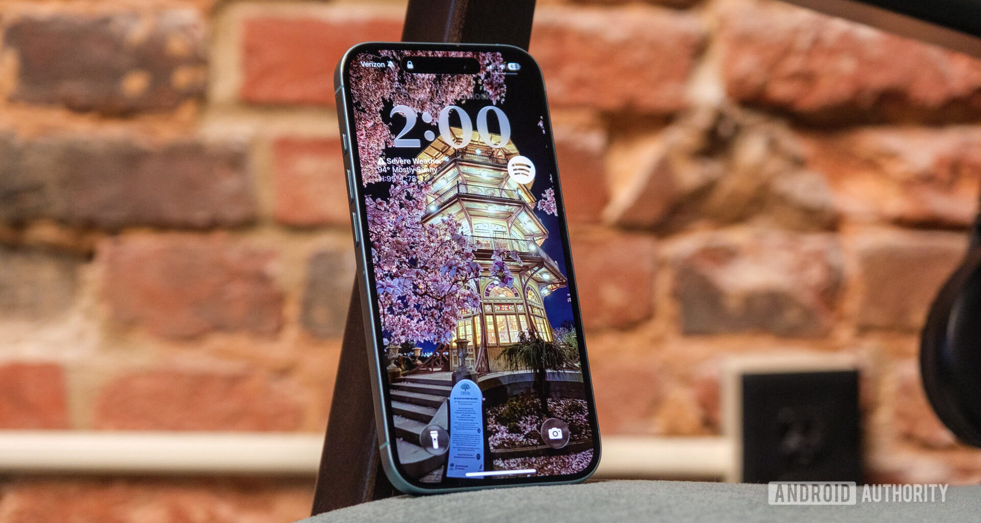 iOS 26 liquid glass lock screen