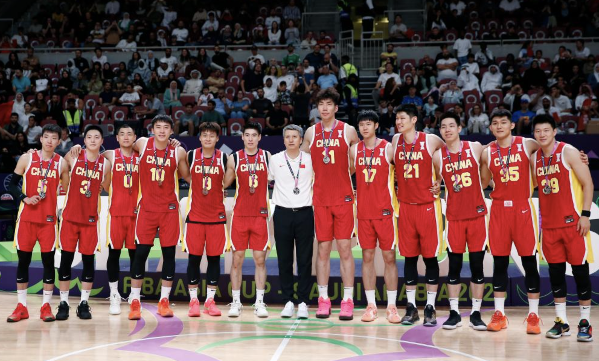 Chinese men's national basketball team wins silver in FIBA Asia Cup, one point behind Australia. 