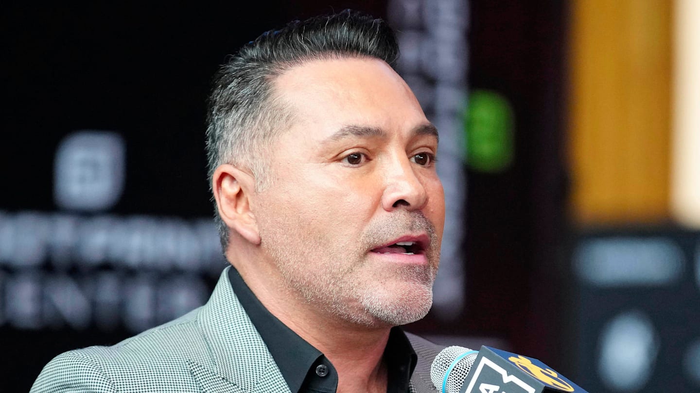 Oscar De La Hoya Names 'Superior' Fighter Between Crawford And Mayweather