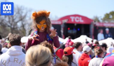 AUDIO: Thousands descend on Melbourne for AFL parade - Australian Broadcasting Corporation