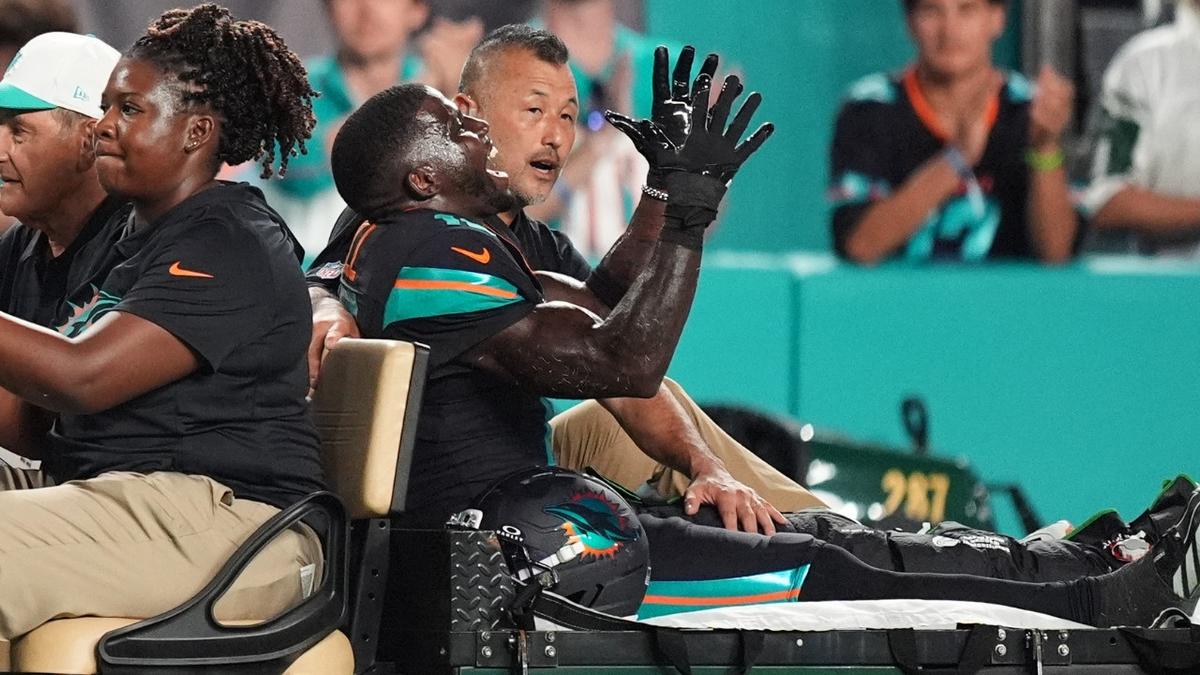 Stadium falls silent as NFL star Tyreek Hill goes down with horrific broken leg