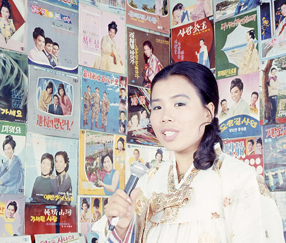 Singer Lee Mi-ja around the release of her legendary hit song ″Dongbaek Agassi,″ which translates to ″Camellia Lady,″ released in 1963 [JOONGANG PHOTO] ‘동백아가씨’가 발표됐을 무렵의 이미자. [중앙포토]