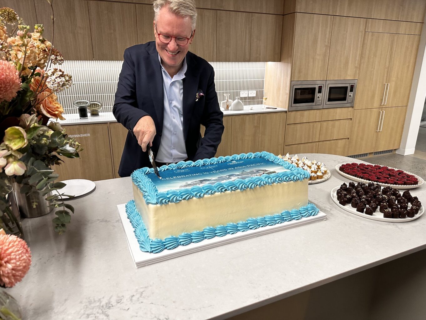 Steve Odell cuts the cake
