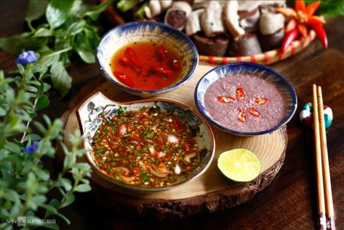 Vietnamese prefer strong flavors in their food and a variety of dipping sauces with high sodium content to go with it. Photo by VnExpress/Bui Thuy
