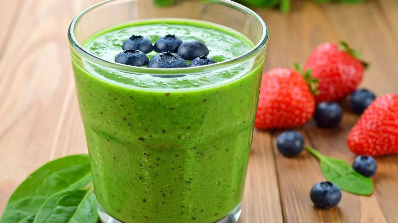 Smoothie with spinach, flaxseeds, and berries