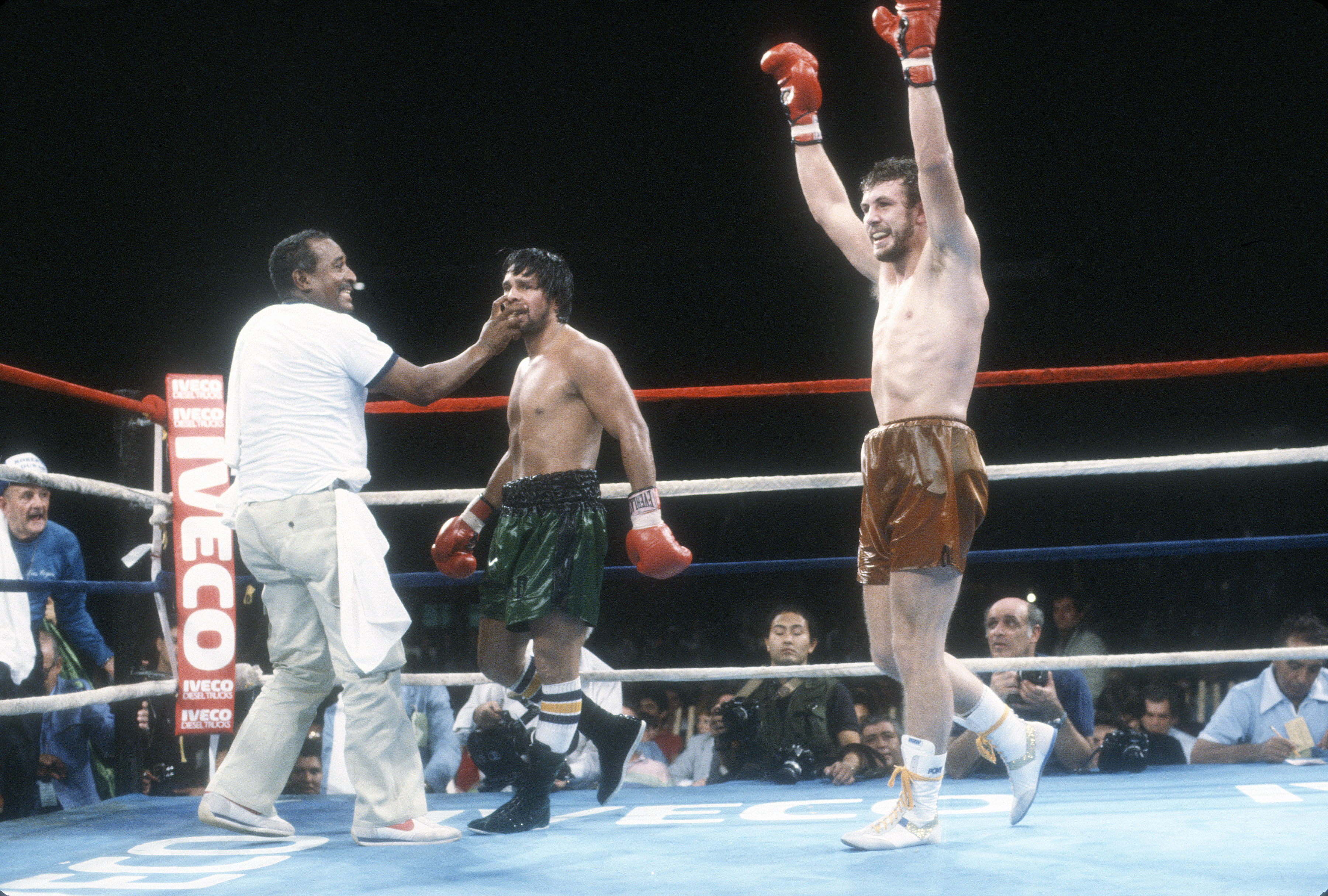 Jimmy Batten celebrating at the end of his fight against Roberto Duran.