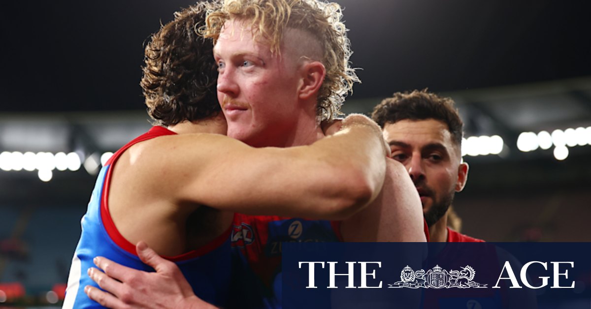 Melbourne Demons star Clayton Oliver steps towards the GWS Giants; Carlton Blues and Sydney Swans at a stalemate over Charlie Curnow