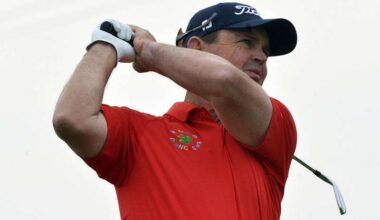 Els celebrates birthday with share of Champions lead