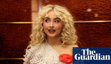 Saturday Night Live: Sabrina Carpenter aces a silly episode that mostly avoids politics | Saturday Night Live