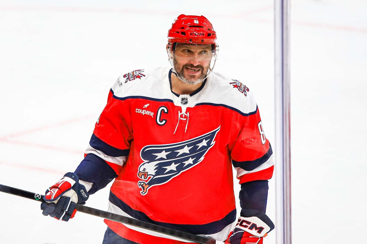 Alex Ovechkin congratulated by five other NHL players who have played 1,500 games with one franchise