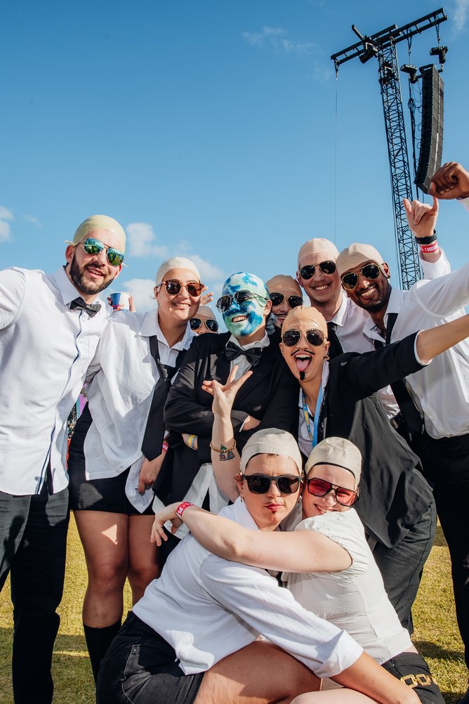 Pibull fans don bald caps and suits.