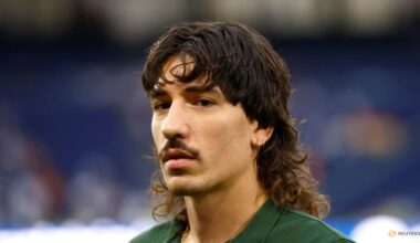 Cycling to training and second-hand shoes, Betis's Bellerin wins green award