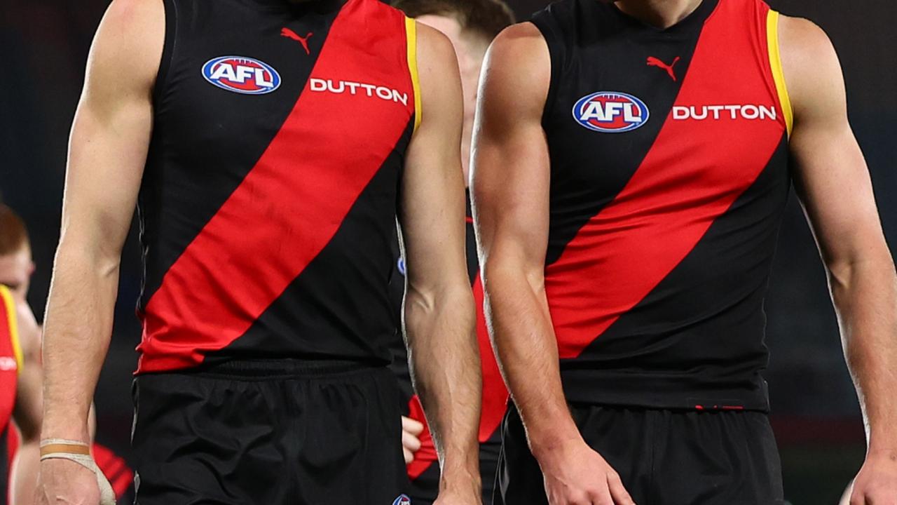 Essendon illicit drug use meeting upsets players, CEO Craig Vozzo criticised for breaching confidentiality, latest news