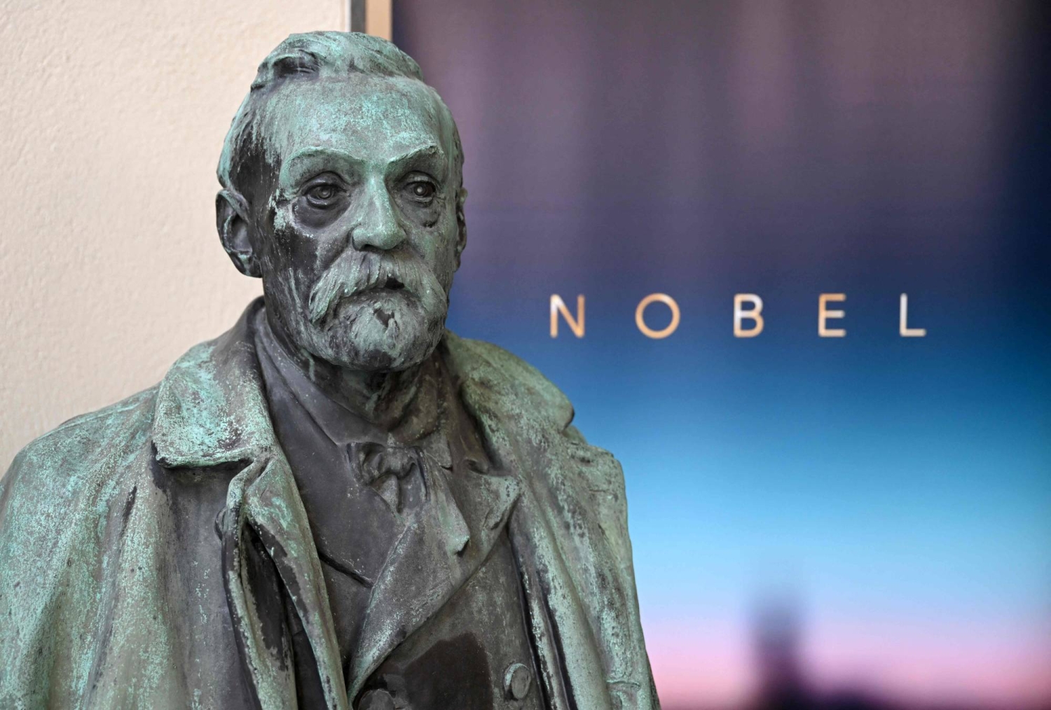 Nobel physics prize goes to pioneers of quantum mechanics