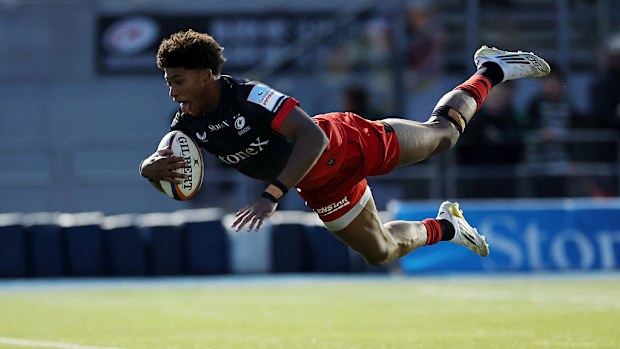 Noah Caluori of Saracens scores a try.
