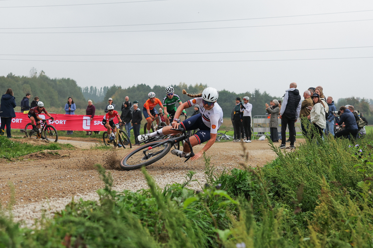 Picture by Alex Whitehead/SWpix.com - 11/10/2025 - Cycling - 2025 UCI Gravel World Championships, Zuid-Limburg, Netherlands - Women Elite Race - Great Britain, Crash