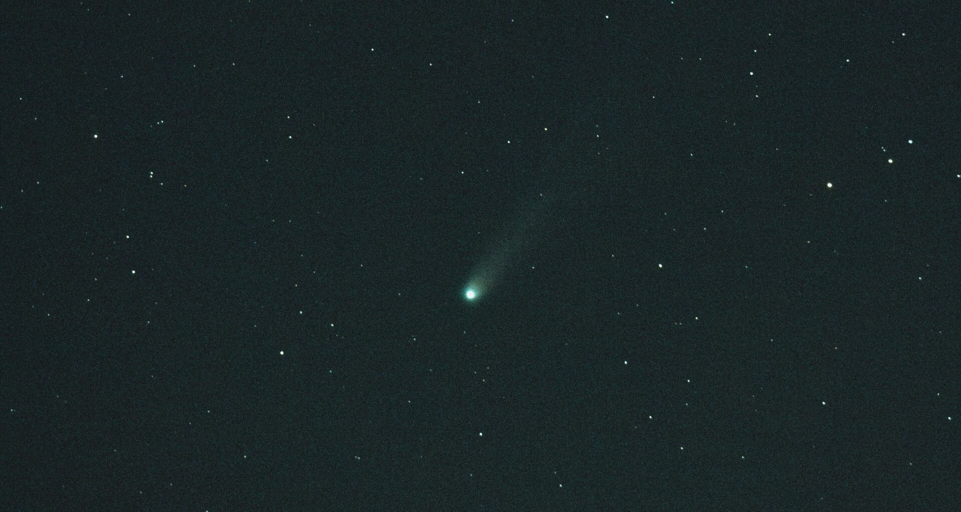 a green fuzzy streak in the night sky