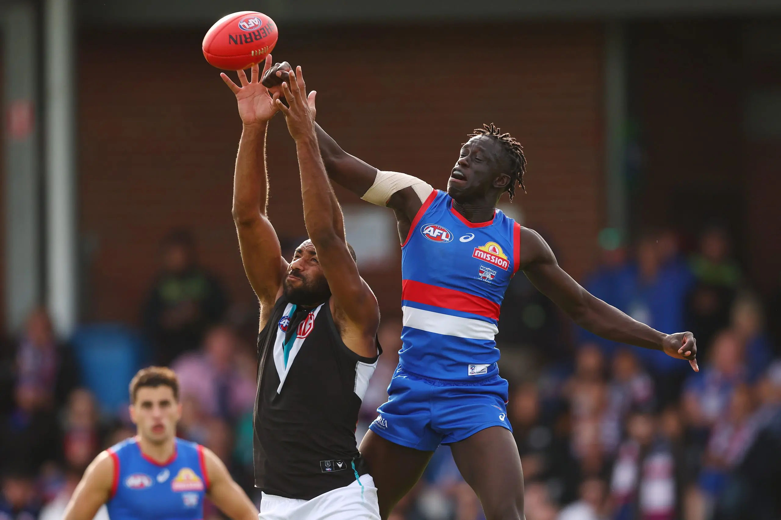 BALLARAT, AUSTRALIA - MAY 03: Esava Ratugolea of the Power and Buku Khamis of the Bulldogs compete for the ball during the round eight AFL match between Western Bulldogs and Port Adelaide Power at Mars Stadium, on May 03, 2025, in Ballarat, Australia. (Photo by Morgan Hancock/Getty Images)