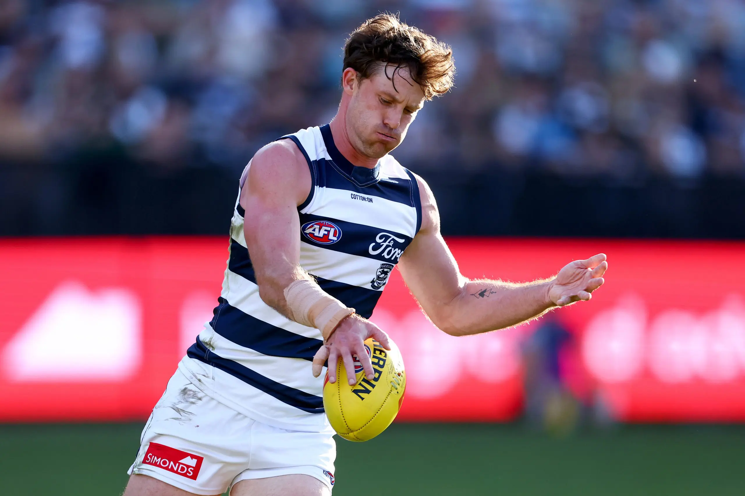 GEELONG, AUSTRALIA - MAY 11: Jed Bews of the Cats kicks during the round nine AFL match between Geelong Cats and GWS Giants at GMHBA Stadium, on May 11, 2025, in Geelong, Australia. (Photo by Josh Chadwick/Getty Images)