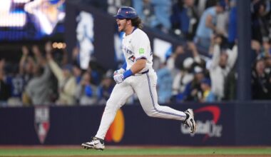 Blue Jays expose Dodgers' weaknesses to take Game 1 of World Series