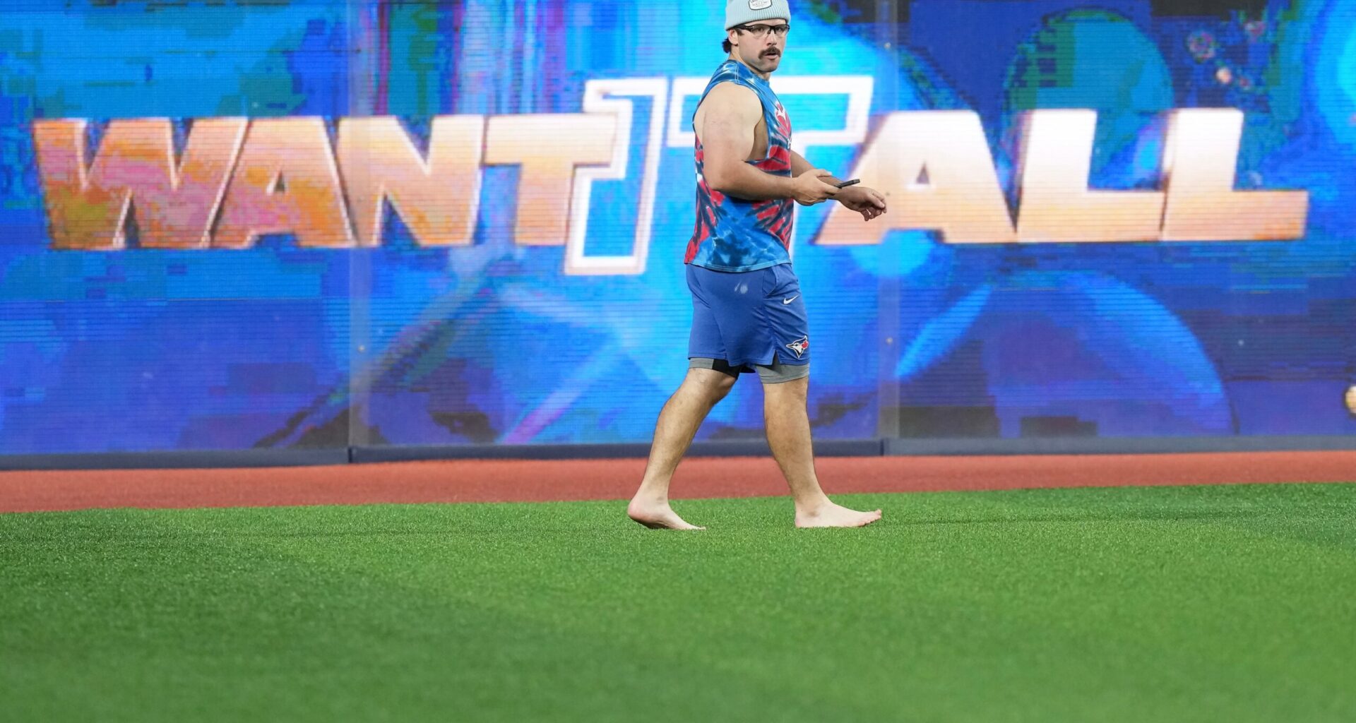 Foot note in the outfield: Toronto’s Davis Schneider skips shoes a day before playing for title