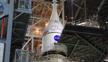 Rocket Report: China tests Falcon 9 lookalike; NASA’s Moon rocket fully stacked