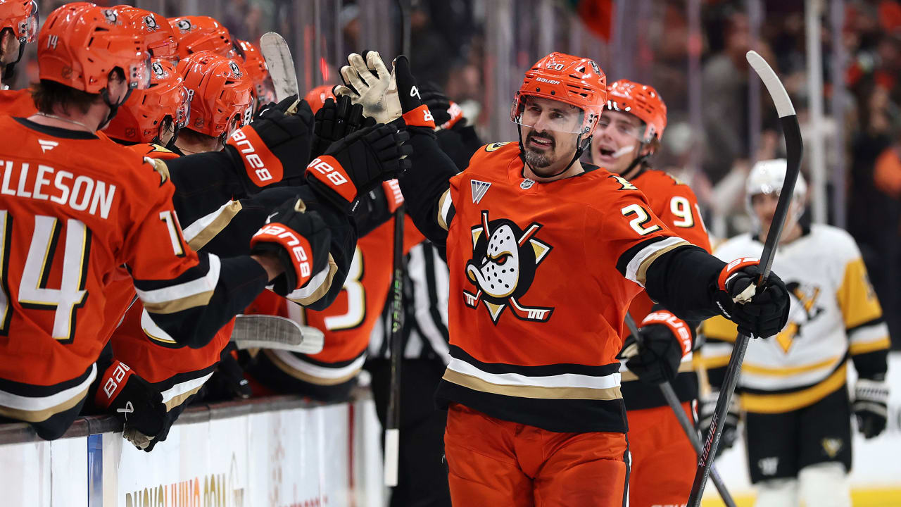 Kreider breaks tie late in 3rd, Ducks edge Penguins