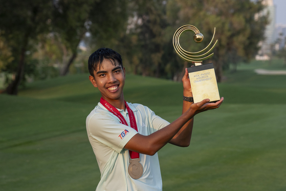 Fifa Laopakdee lifts the 2025 Asia-Pacific Amateur Championship trophy following a playoff at the Emirates Golf Club Majlis Course in Dubai, United Arab Emirates on Oct. 26.  [AAC]