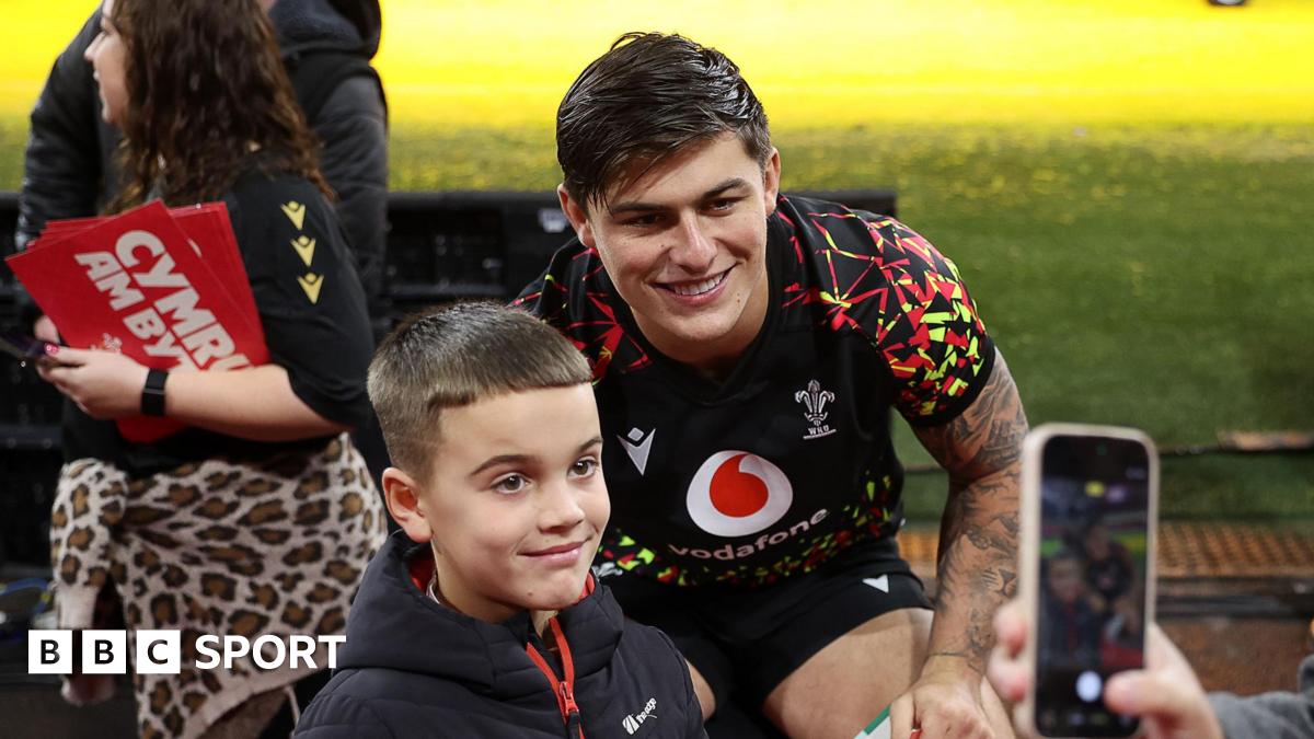 Louis Rees-Zammit poses with a fan at Wales' open training session at the Principality Stadium