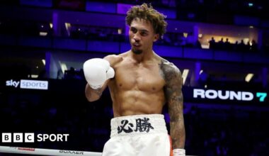 Ben Wittaker points his white glove in the ring