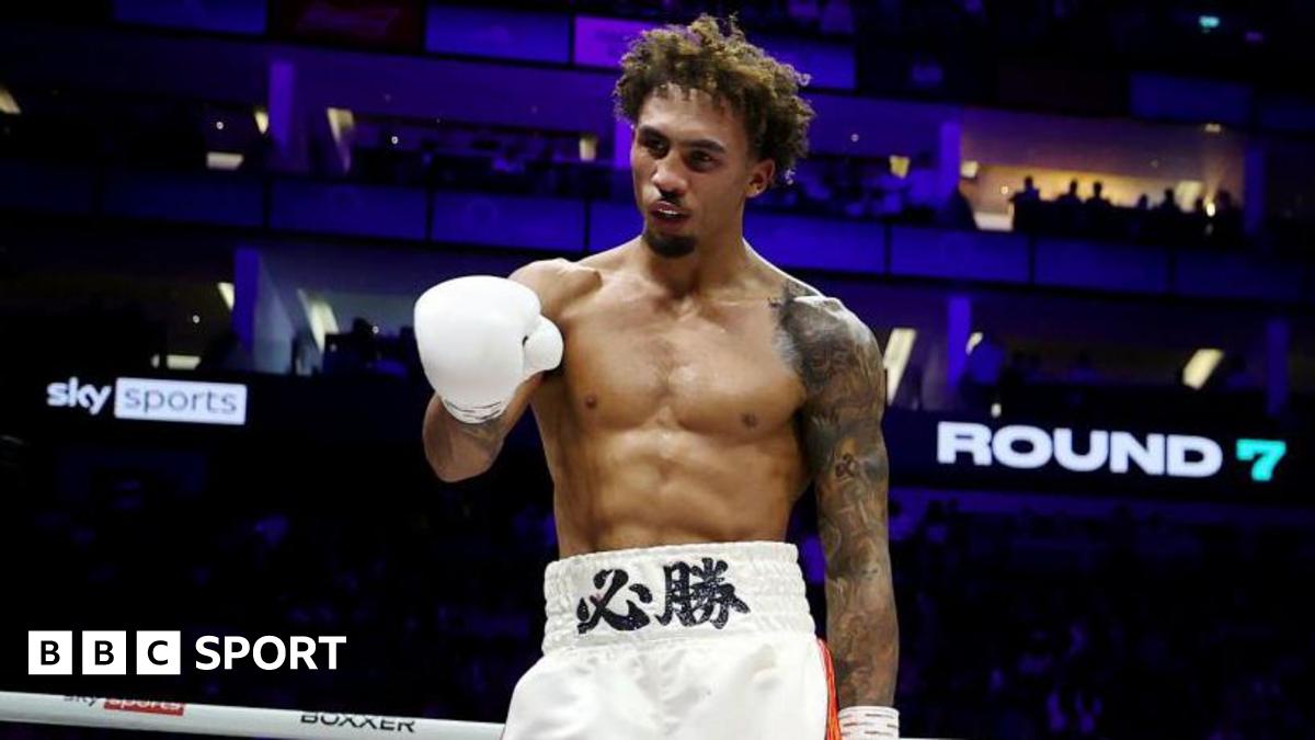 Ben Wittaker points his white glove in the ring
