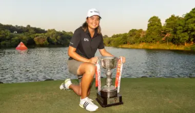 12/10/2025. Ladies European Tour. Hero Women's Indian Open 2025, DLF Golf & Country Club. New Delhi, India. 9-12 October. Shannon Tan of Singapore with her trophy. Credit: Tristan Jones/ LET