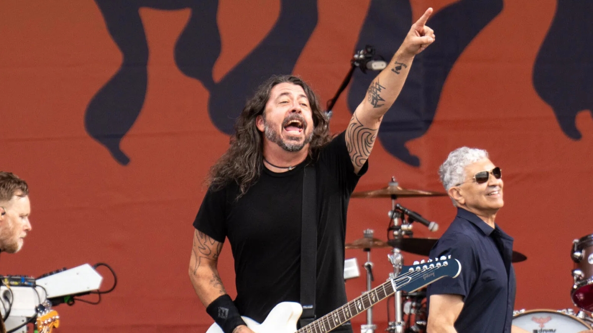 Foo Fighters Play Album Version of "Breakout" for First Time Since 2002
