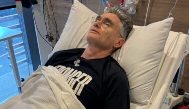 Comedian Dave Hughes recalls 'near-death' experience at AFL Legends game